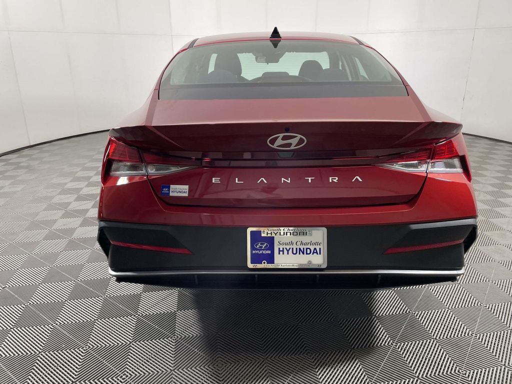 2025 Hyundai Elantra SE Image 5 of 21