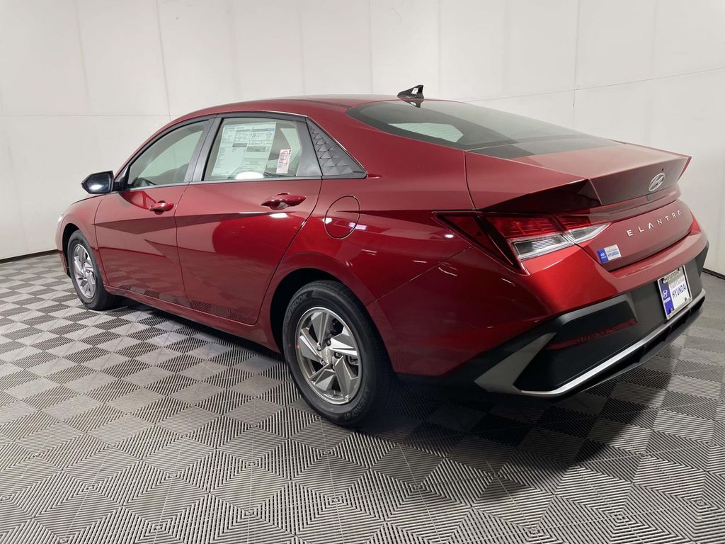 2025 Hyundai Elantra SE Image 6 of 21