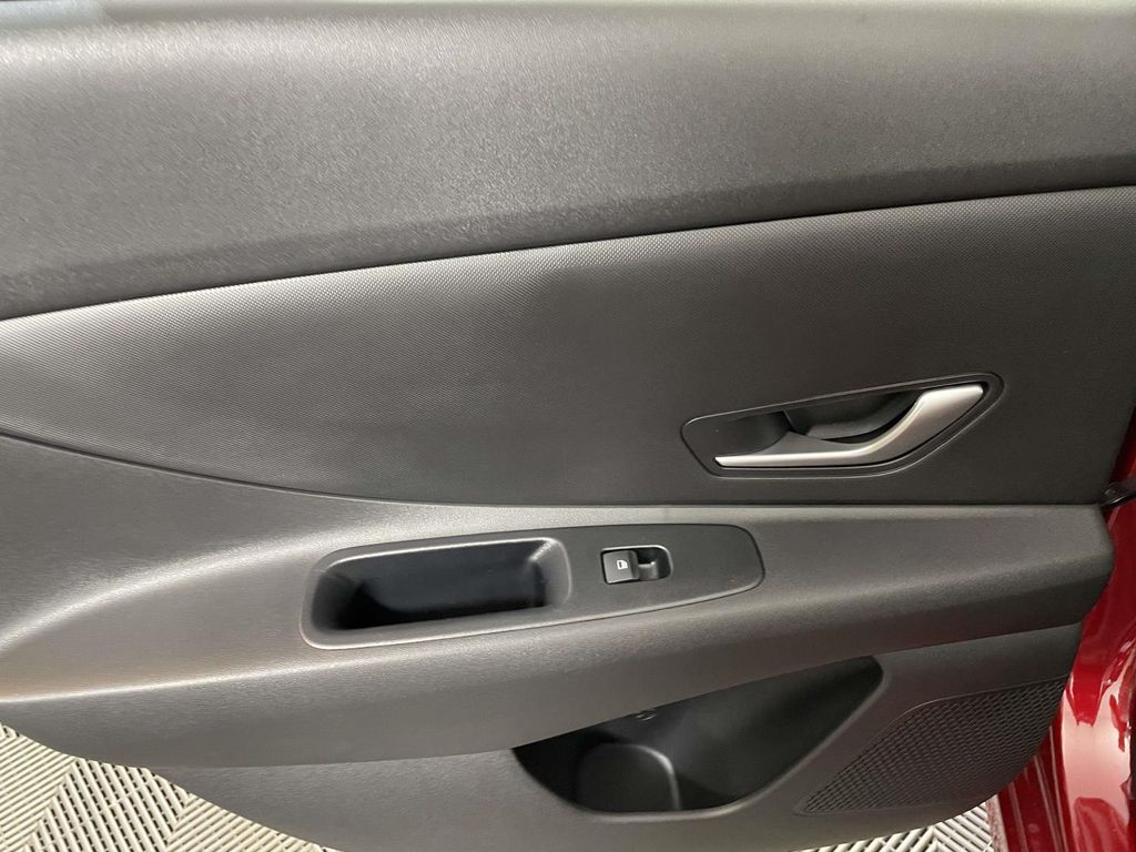 2025 Hyundai Elantra SE Image 14 of 21