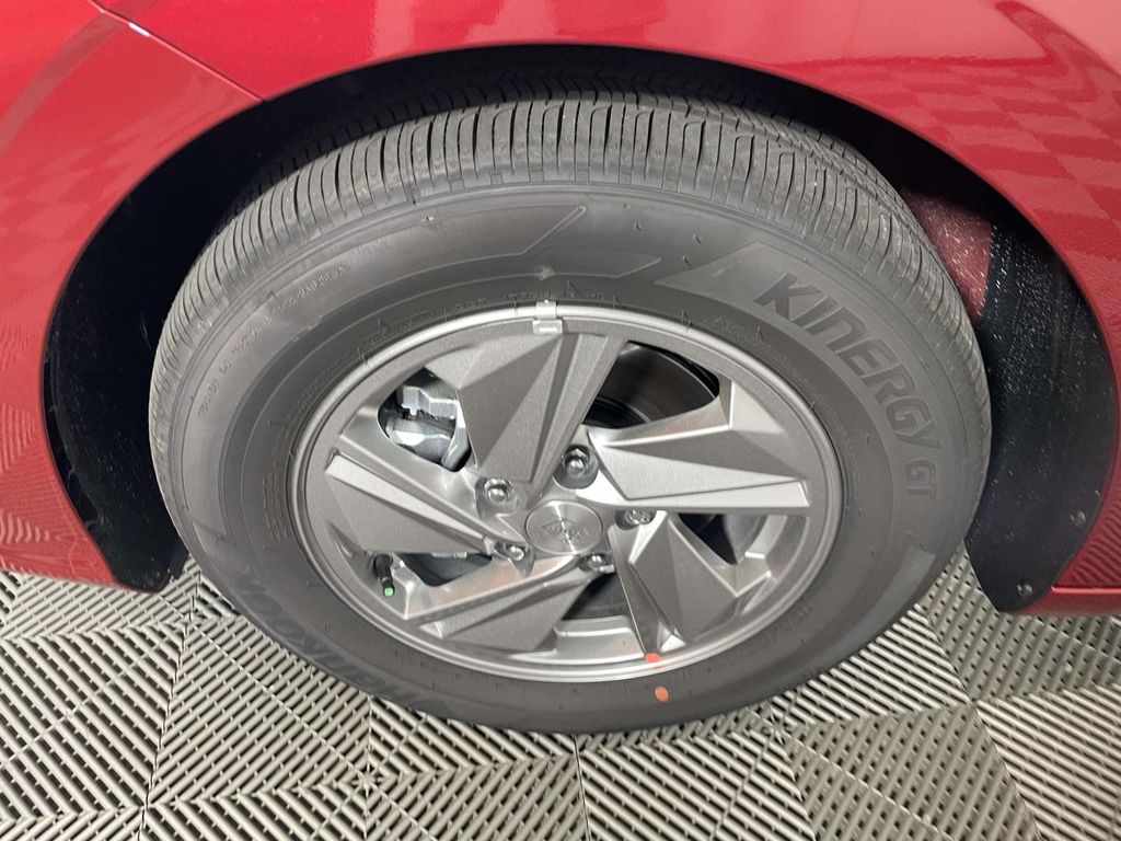 2025 Hyundai Elantra SE Image 7 of 21