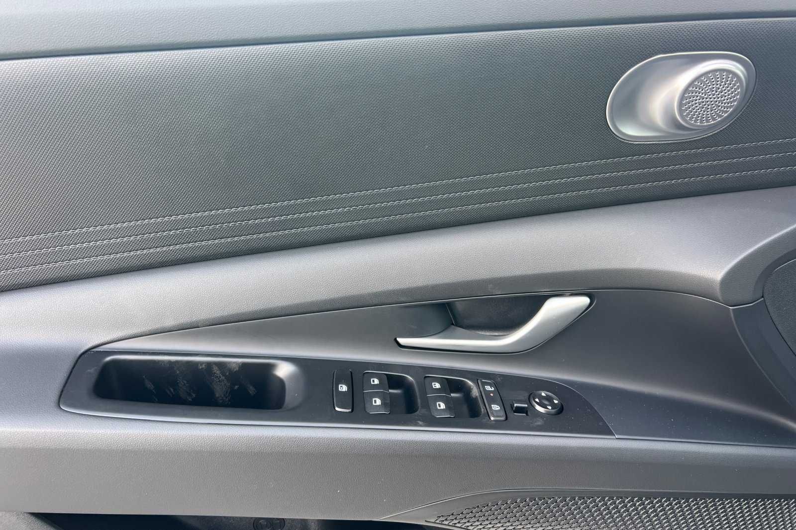 Vehicle image 12 of 31