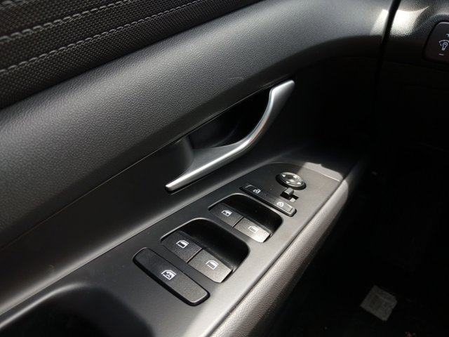 Vehicle image 18 of 22