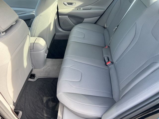 Vehicle image 17 of 19