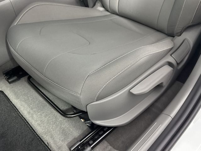 Vehicle image 41 of 47