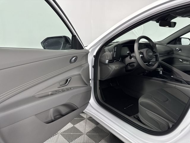 Vehicle image 23 of 47