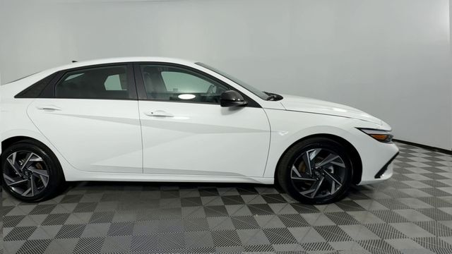 Vehicle image 10 of 47