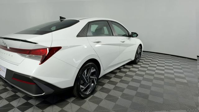 Vehicle image 11 of 47