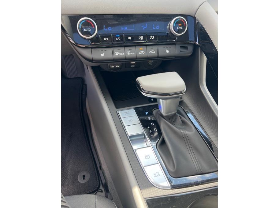 Vehicle image 14 of 21
