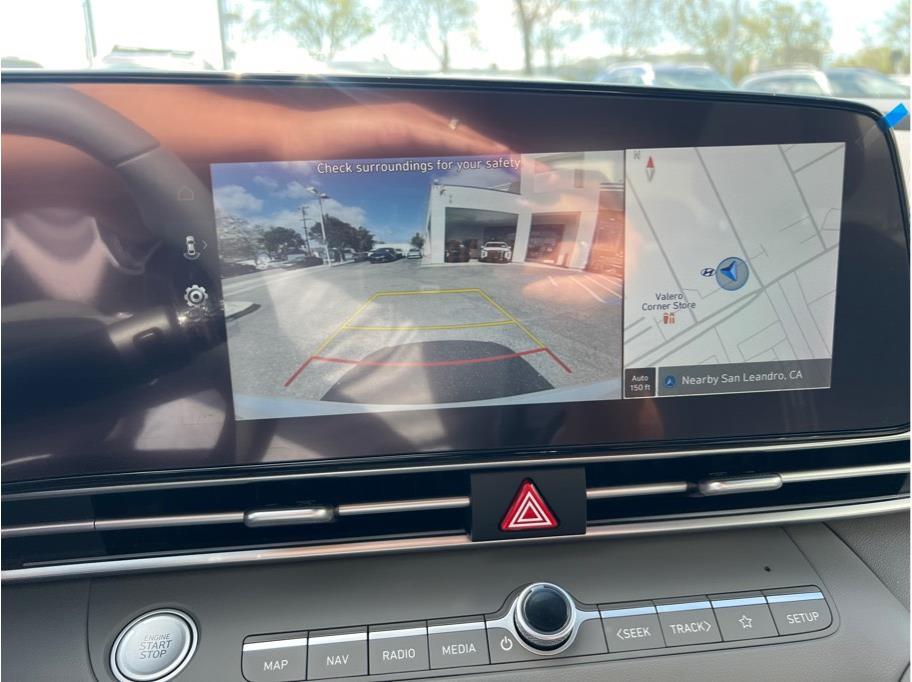 Vehicle image 13 of 21
