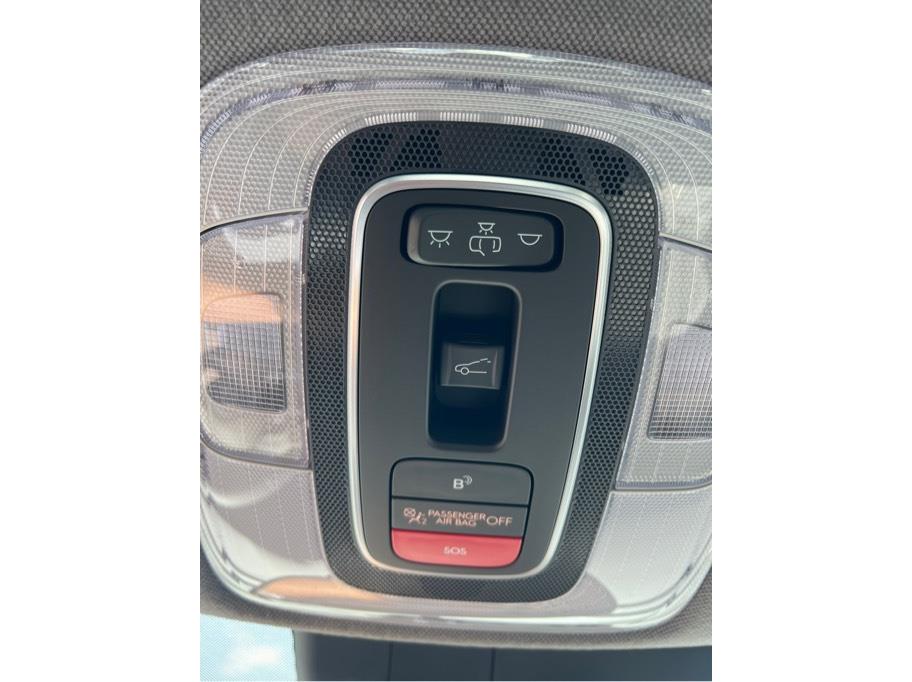 Vehicle image 15 of 21