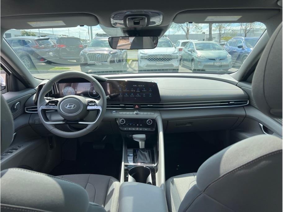 Vehicle image 18 of 21