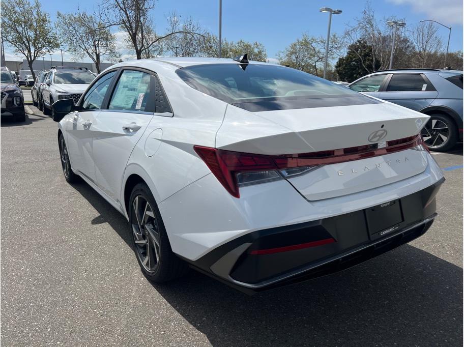 Vehicle image 7 of 21
