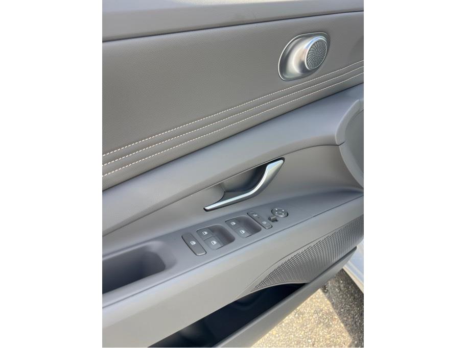 Vehicle image 17 of 21