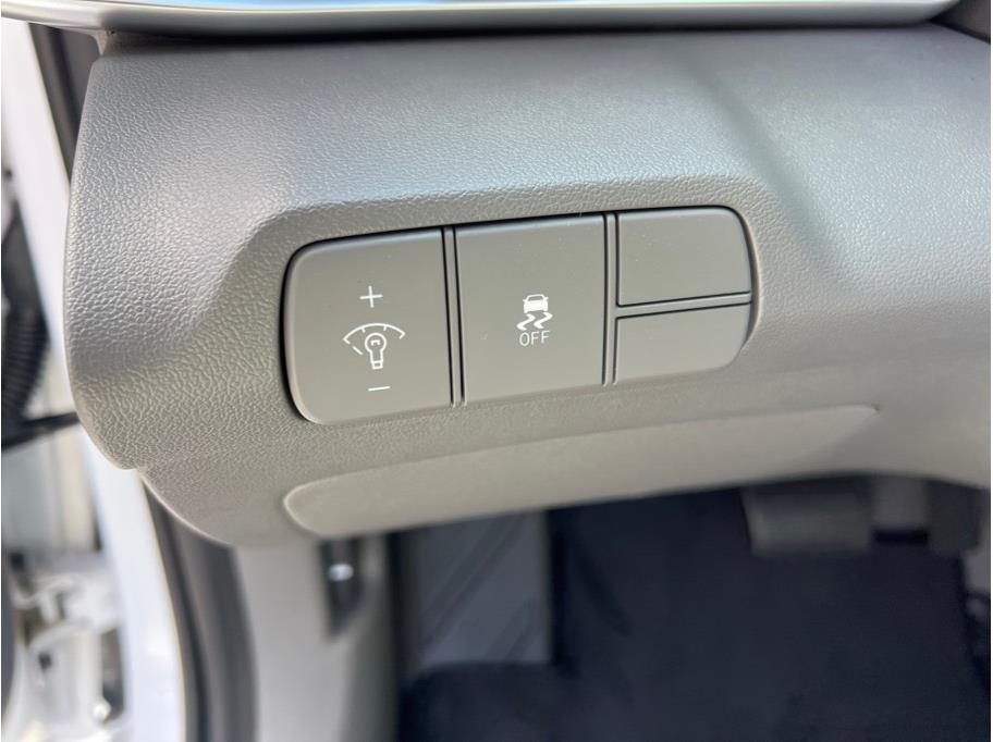 Vehicle image 16 of 21