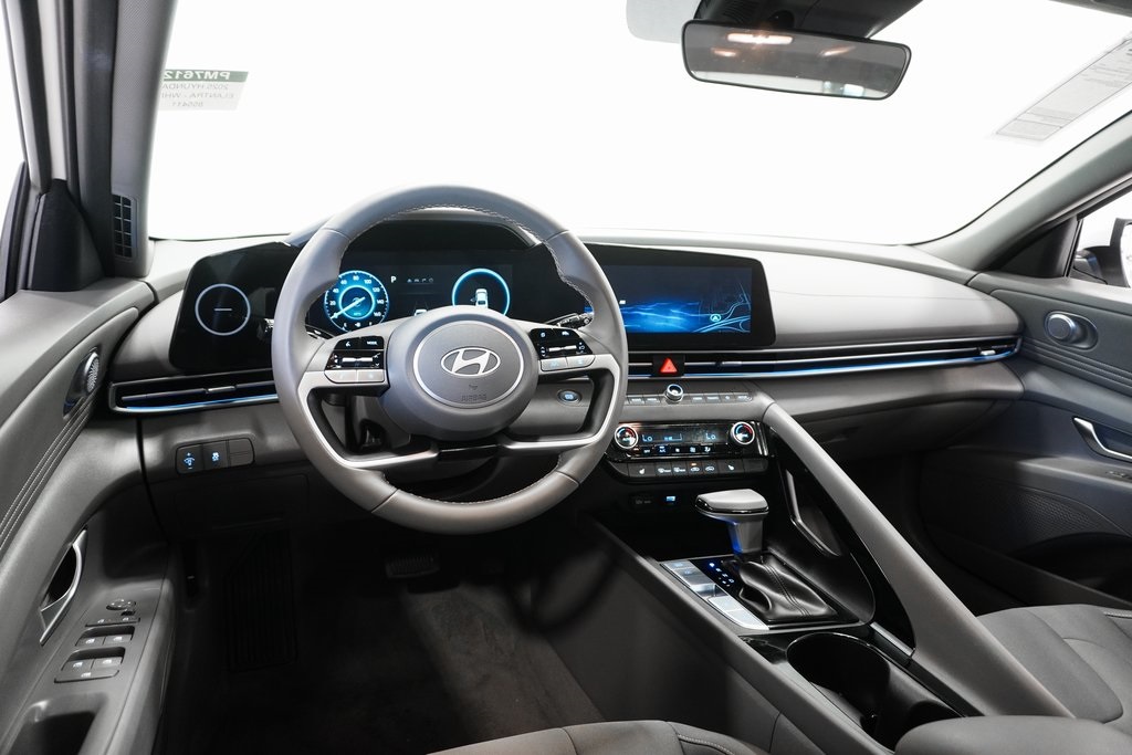 2025 Hyundai Elantra SEL Convenience Image 16 of 33