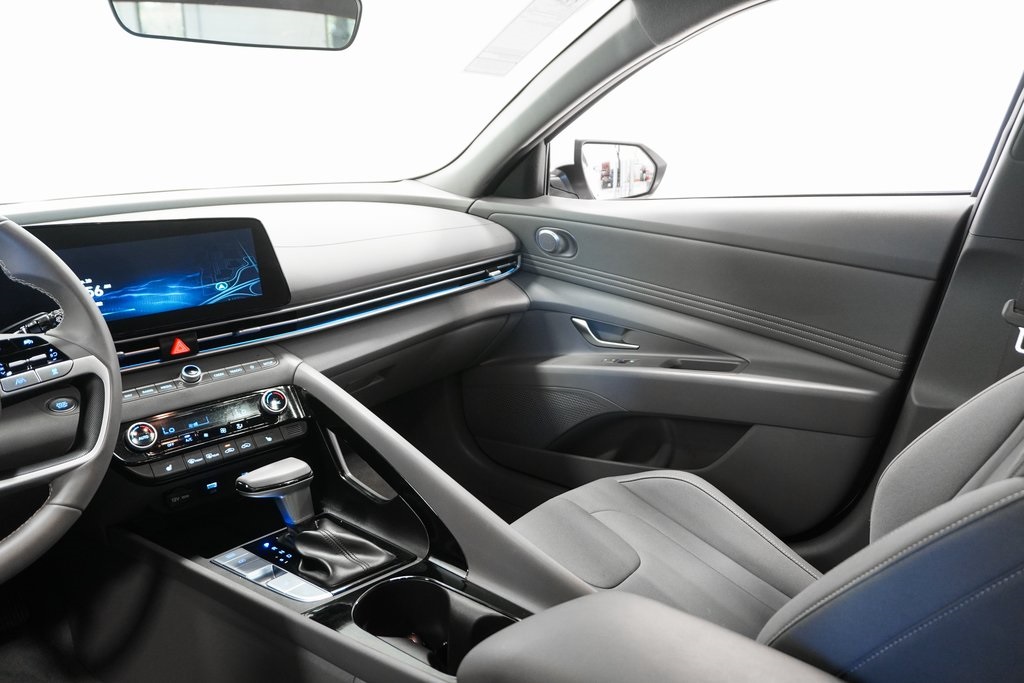 2025 Hyundai Elantra SEL Convenience Image 17 of 33