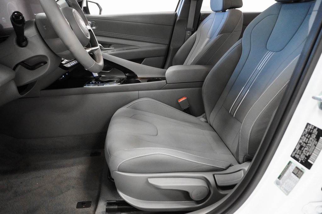 2025 Hyundai Elantra SEL Convenience Image 13 of 33
