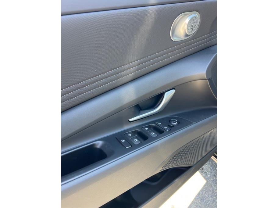 Vehicle image 17 of 22