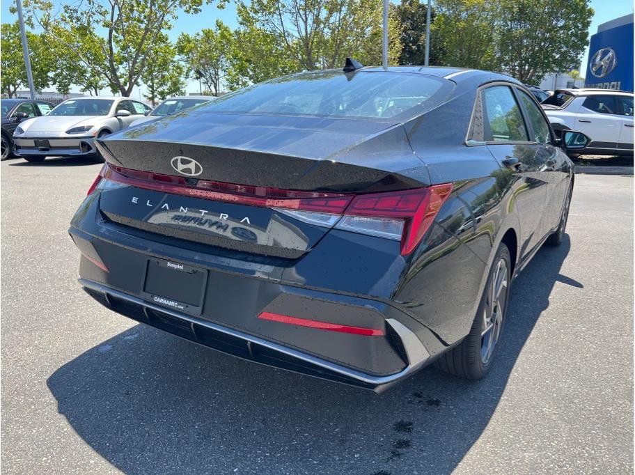 Vehicle image 5 of 22