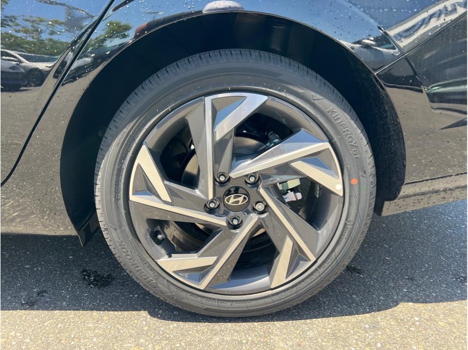 Vehicle image 21 of 22