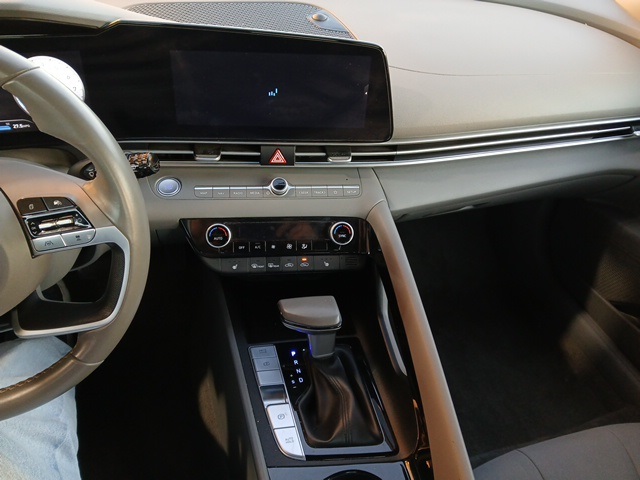 2025 Hyundai Elantra SEL Convenience Image 8 of 11