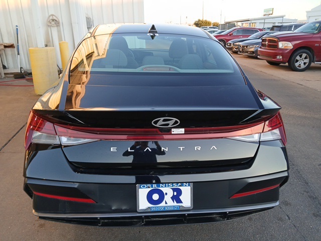 2025 Hyundai Elantra SEL Convenience Image 6 of 11