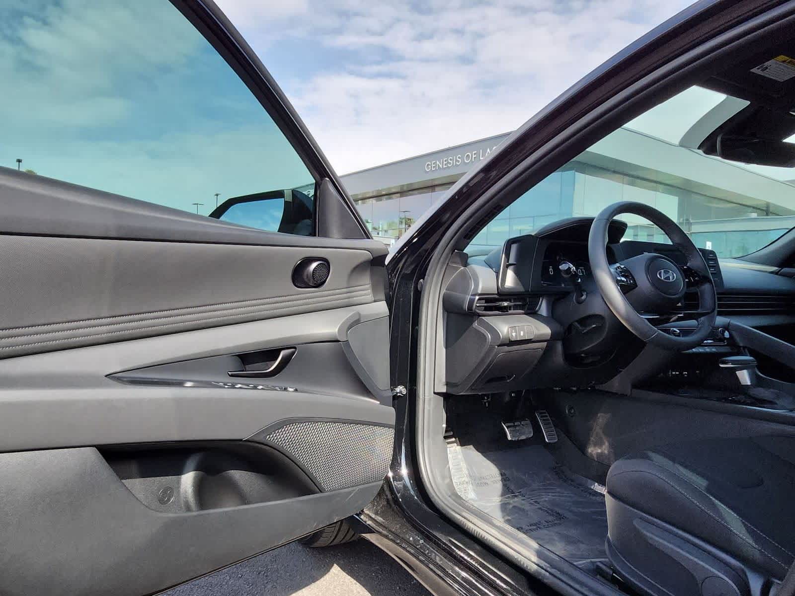 Vehicle image 11 of 27