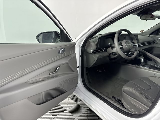 Vehicle image 23 of 45