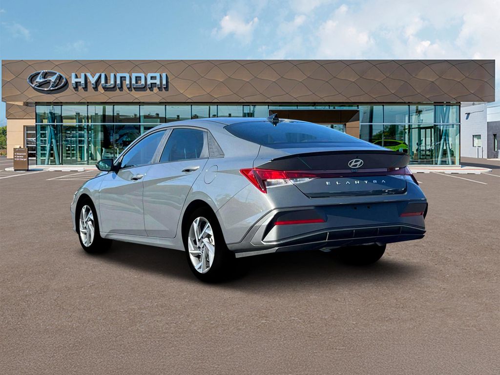2025 Hyundai Elantra SEL Sport Image 11 of 19