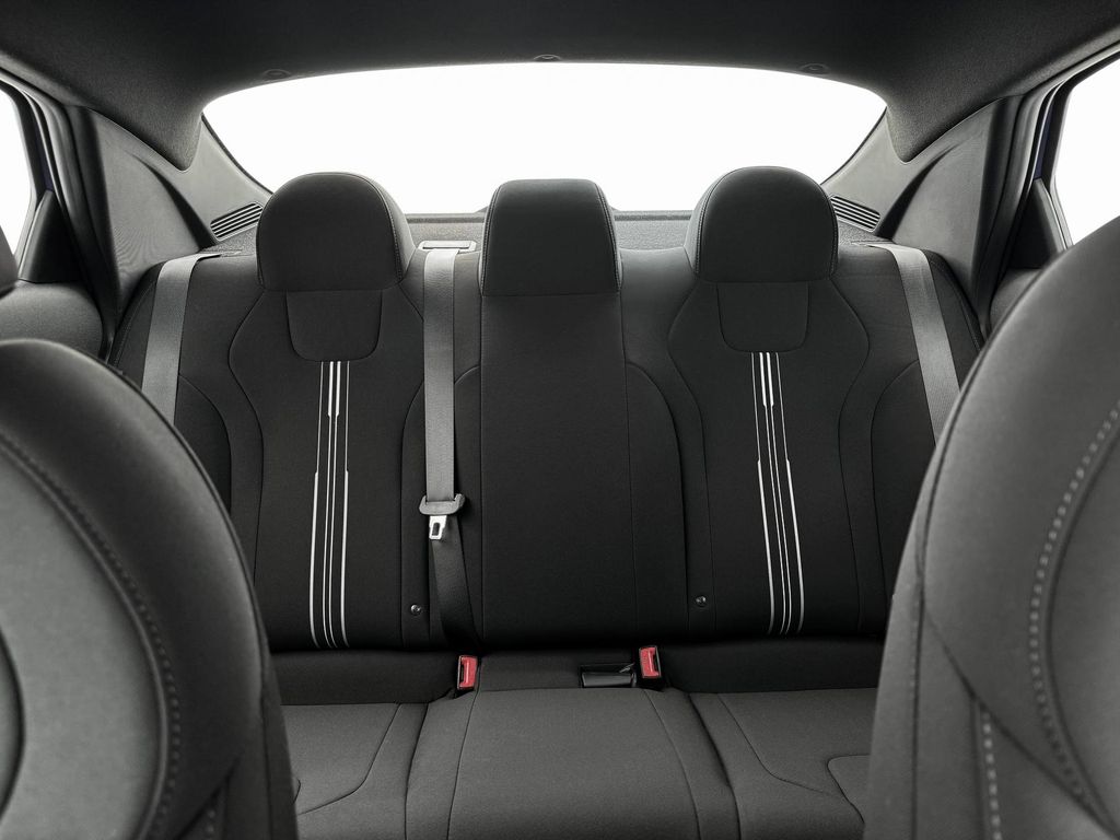 2025 Hyundai Elantra SEL Sport Image 13 of 19