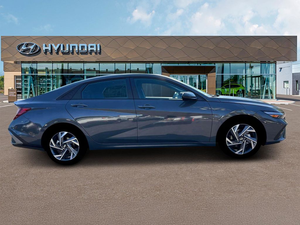 2025 Hyundai Elantra SEL Sport Image 6 of 19