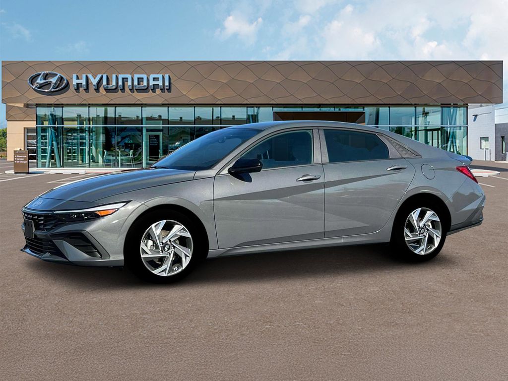 2025 Hyundai Elantra SEL Sport Image 2 of 19