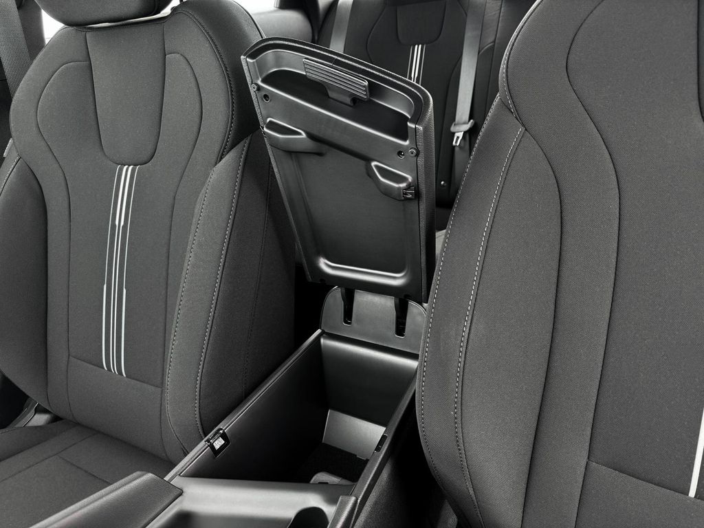 2025 Hyundai Elantra SEL Sport Image 14 of 19