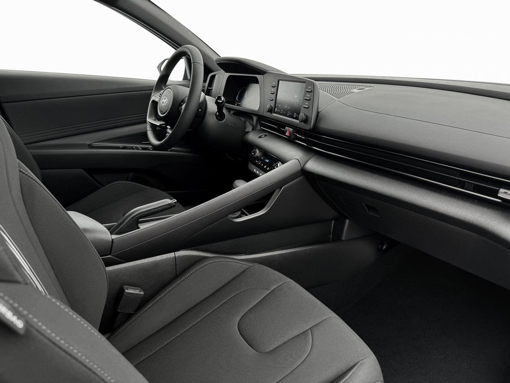 2025 Hyundai Elantra SEL Sport Image 18 of 19