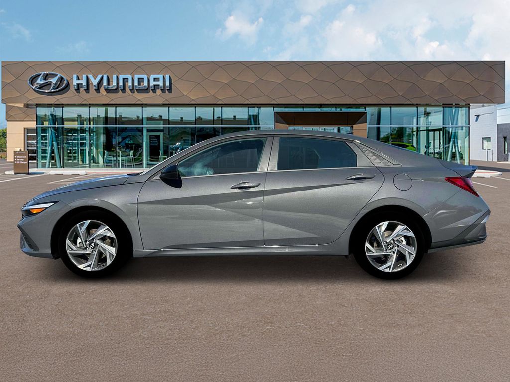 2025 Hyundai Elantra SEL Sport Image 12 of 19