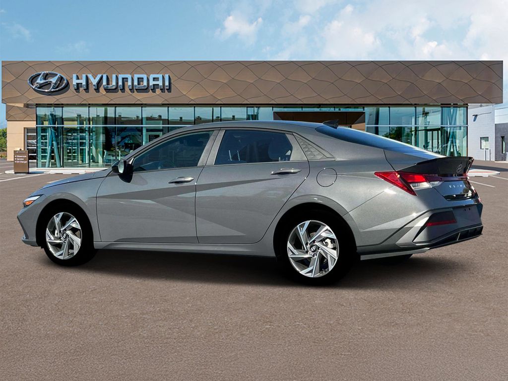 2025 Hyundai Elantra SEL Sport Image 10 of 19