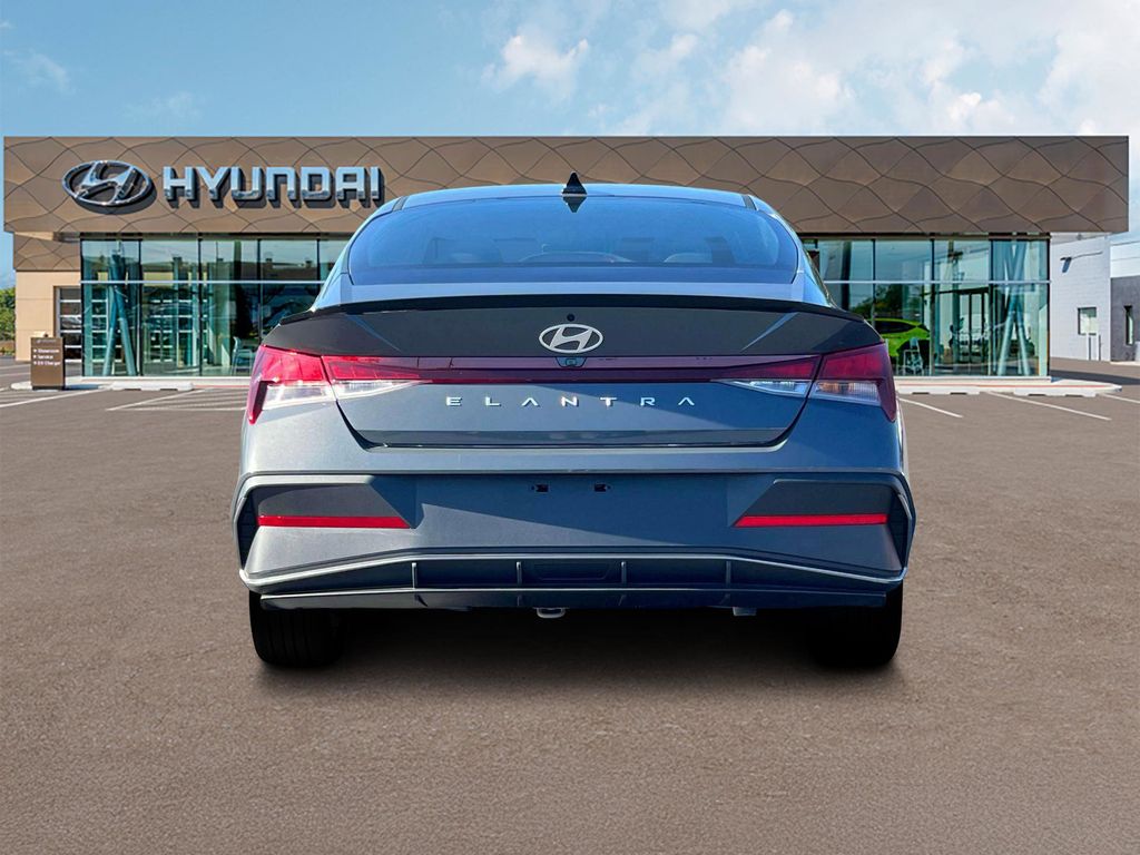 2025 Hyundai Elantra SEL Sport Image 9 of 19