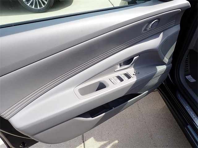 2025 Hyundai Elantra SEL Sport Image 18 of 20