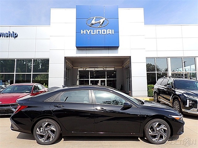 2025 Hyundai Elantra SEL Sport Image 4 of 20