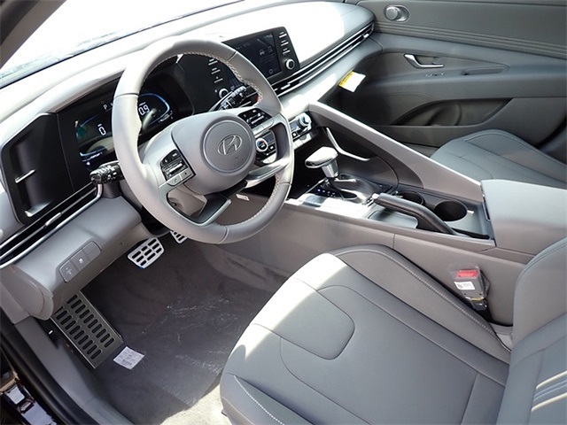 2025 Hyundai Elantra SEL Sport Image 13 of 20