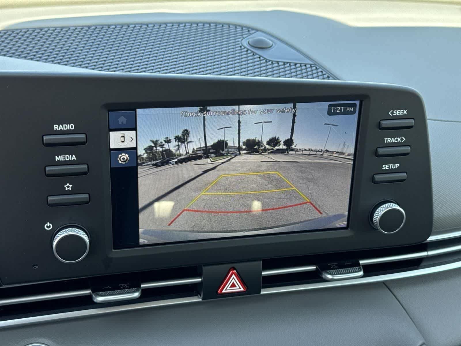 2025 Hyundai Elantra SEL Sport Image 17 of 36