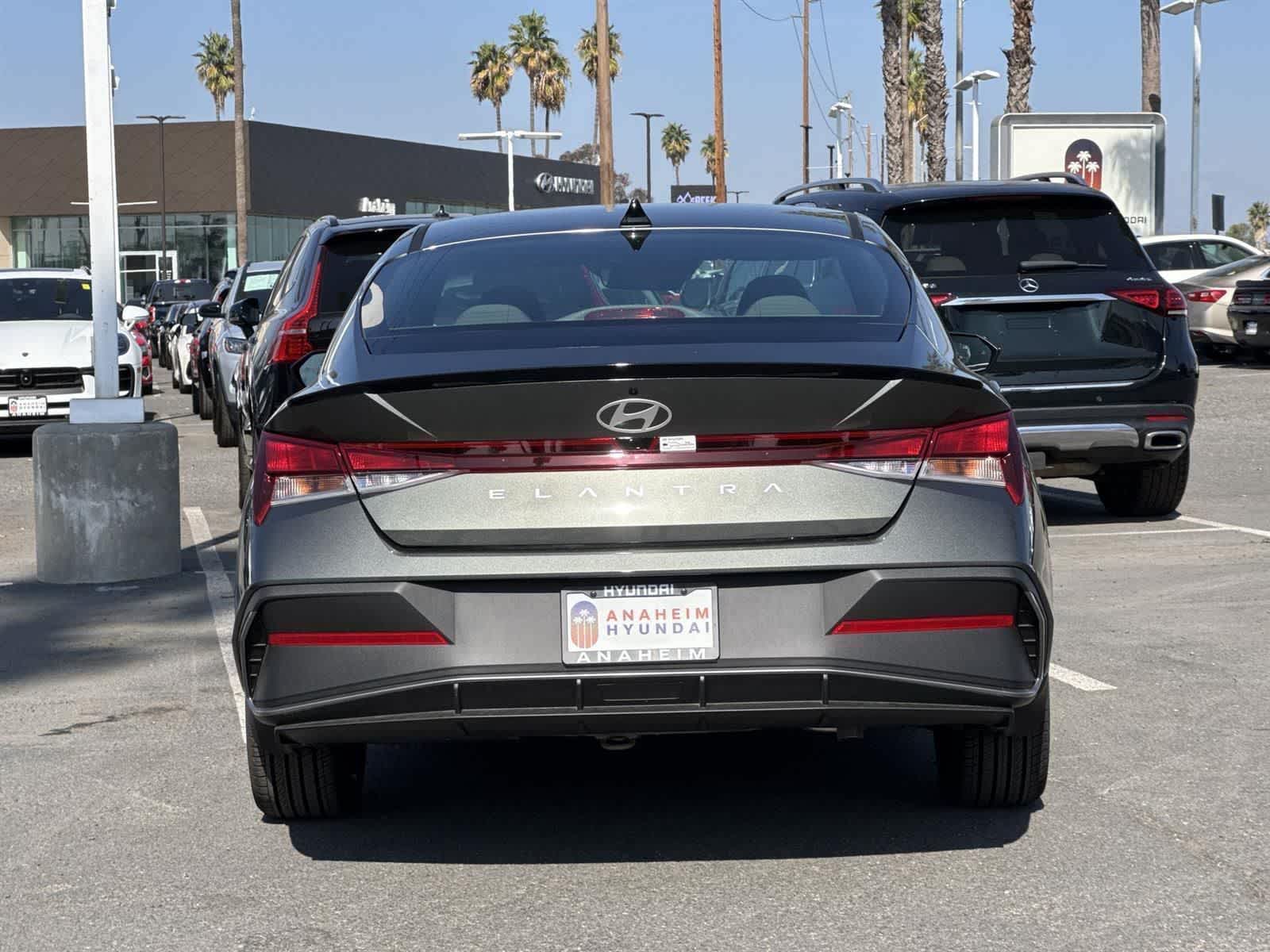 2025 Hyundai Elantra SEL Sport Image 5 of 36