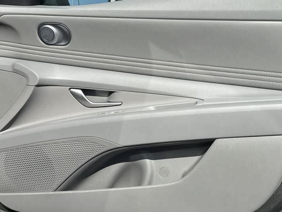 2025 Hyundai Elantra SEL Sport Image 23 of 36