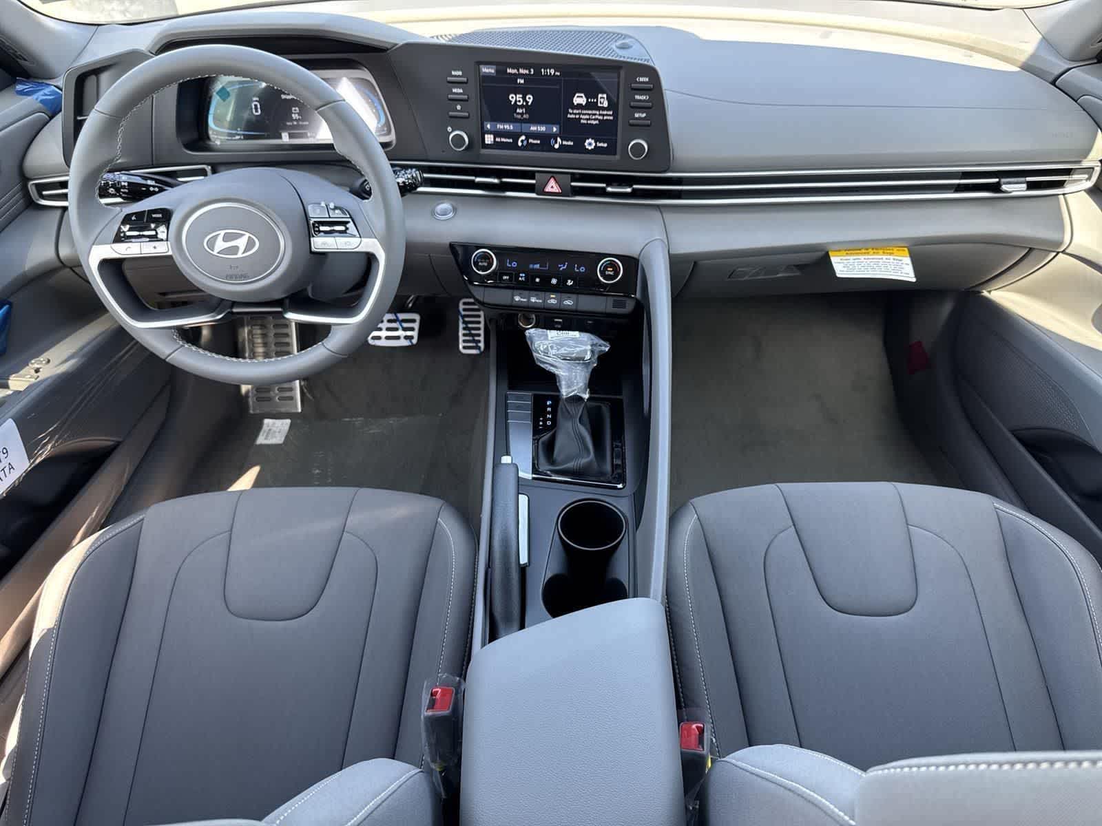 2025 Hyundai Elantra SEL Sport Image 13 of 36