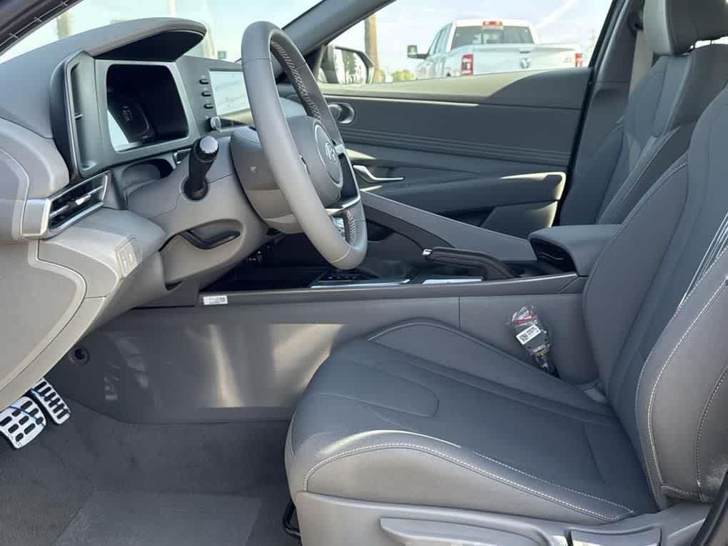 2025 Hyundai Elantra SEL Sport Image 12 of 36