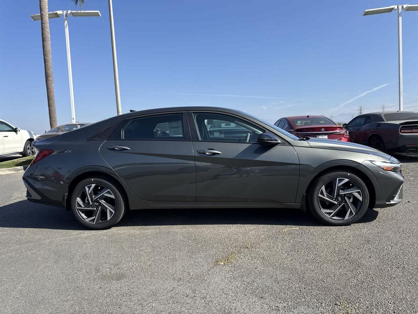 2025 Hyundai Elantra SEL Sport Image 4 of 36