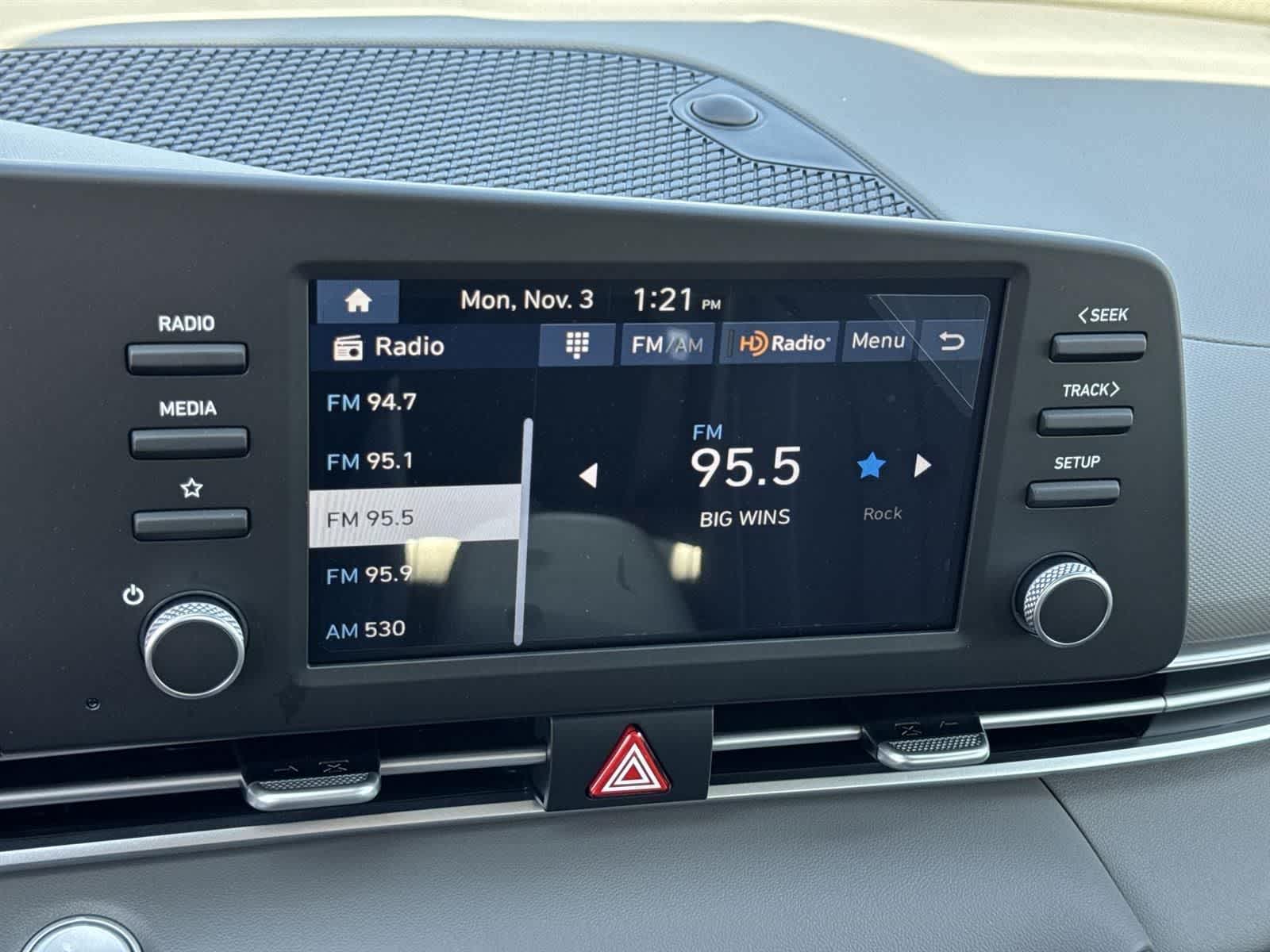 2025 Hyundai Elantra SEL Sport Image 18 of 36