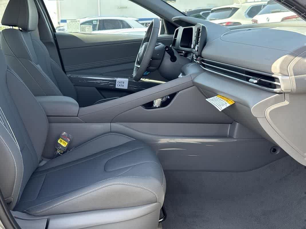 2025 Hyundai Elantra SEL Sport Image 11 of 36