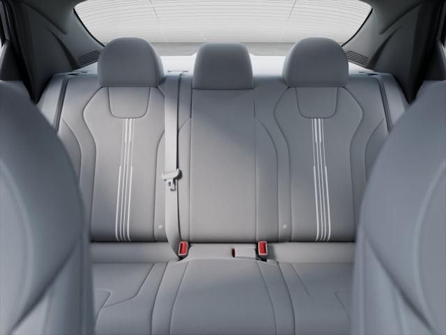 Vehicle image 14 of 19