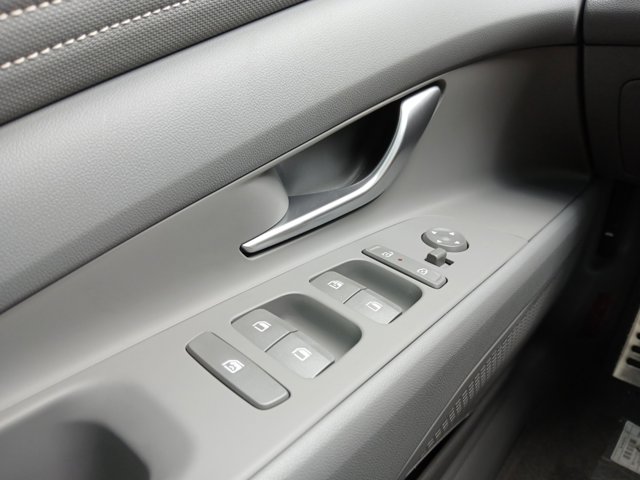 Vehicle image 17 of 22